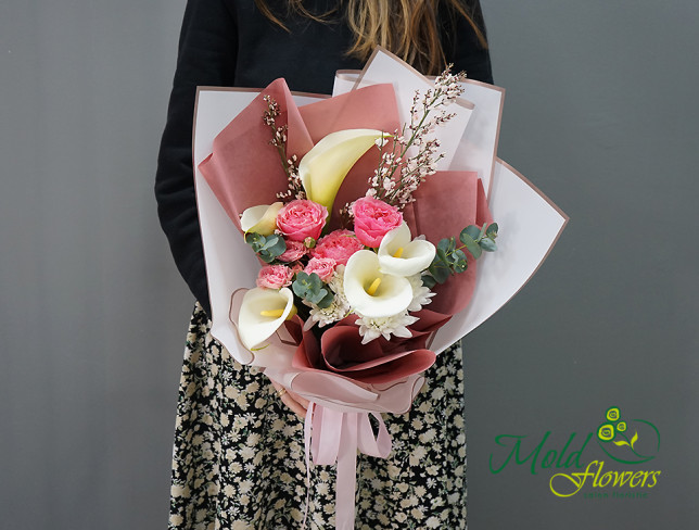 Bouquet with white lilies and roses photo